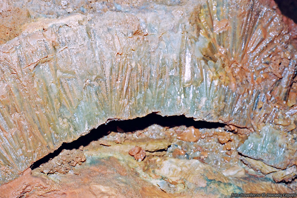 Гидротермальная корка состоит из прозрачных кристаллов
