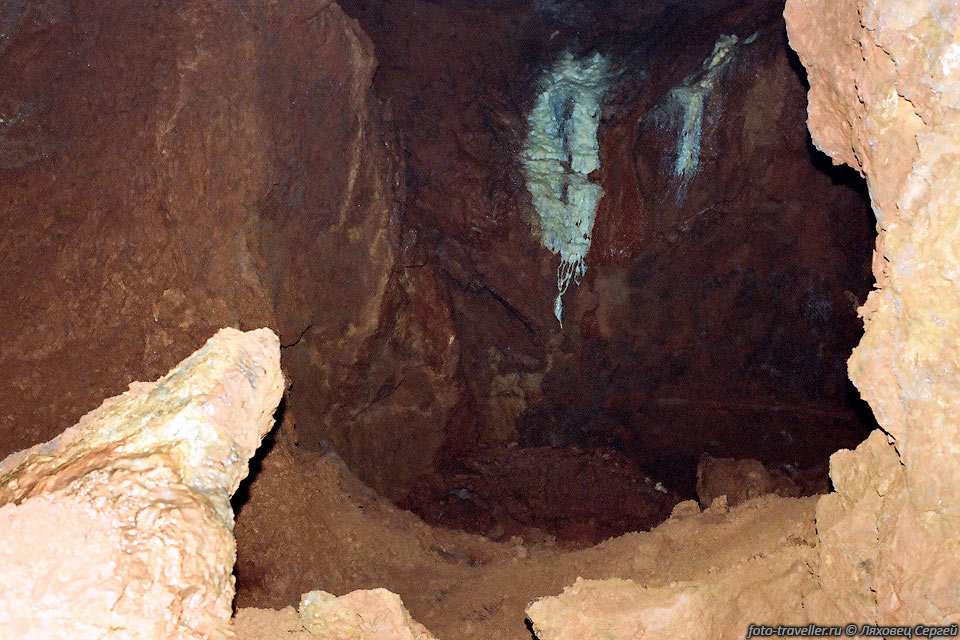Гидротермальная полость. 
После своего образования была вскрыта новой пещерой и затекла натеками.
