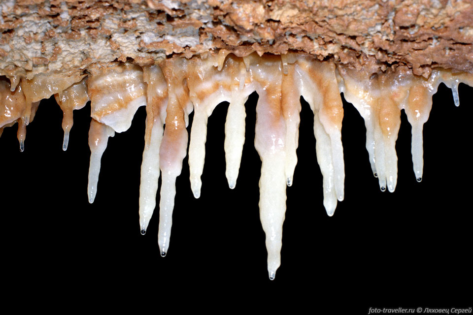 Сталактиты в пещере Кузгун