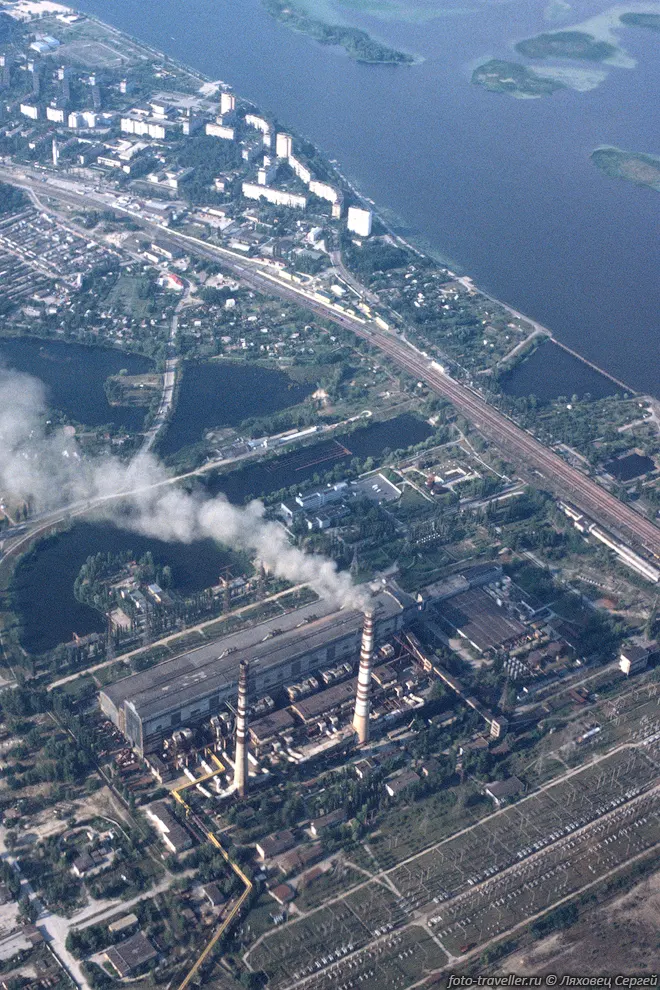 Под крылом проносится дымящий завод.
Самолет набирает высоту.
