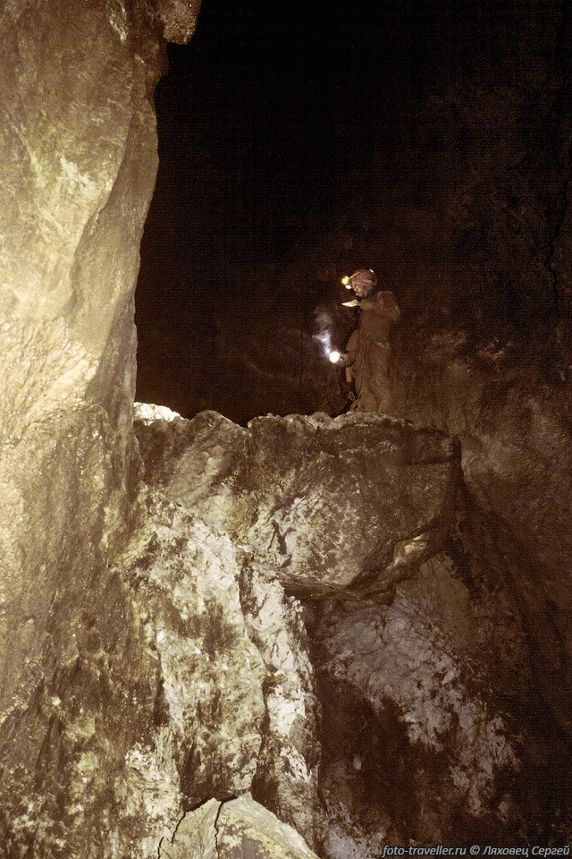 Колодец, в котором с трех сторон брызгает вода.
Тут довольно прохладно.
Одно из немногих чистых мест в этой ветке пещеры.