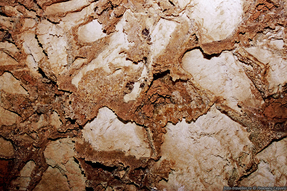 В некоторых местах стены покрыты узорами из гидротермальной 
корки
