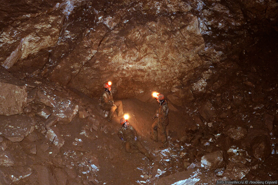 Дно пещеры Кузгун.
Вода уходит в завал.
Обход пока найти не удалось.