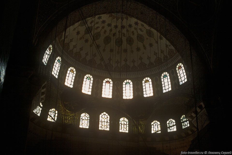 Свет окон.
Внутри мечети.