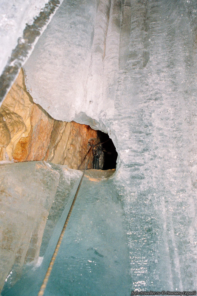 Пробив во льду отверстие, оказываемся в небольшом продолжении 
пещеры Z4c