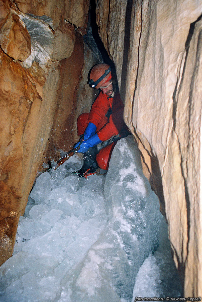 Работаем над продолжением пещеры Z4c.
Много ударов ледорубом, и выкрошив пару кубометров льда, 
оказываемся у щели, которую ледорубом не пробьешь.