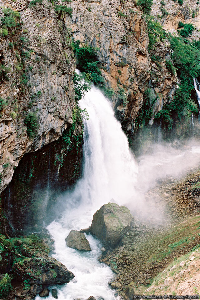 Водопад-источник Капуз-Баши.
Частичная разгрузка массива Аладаглар.