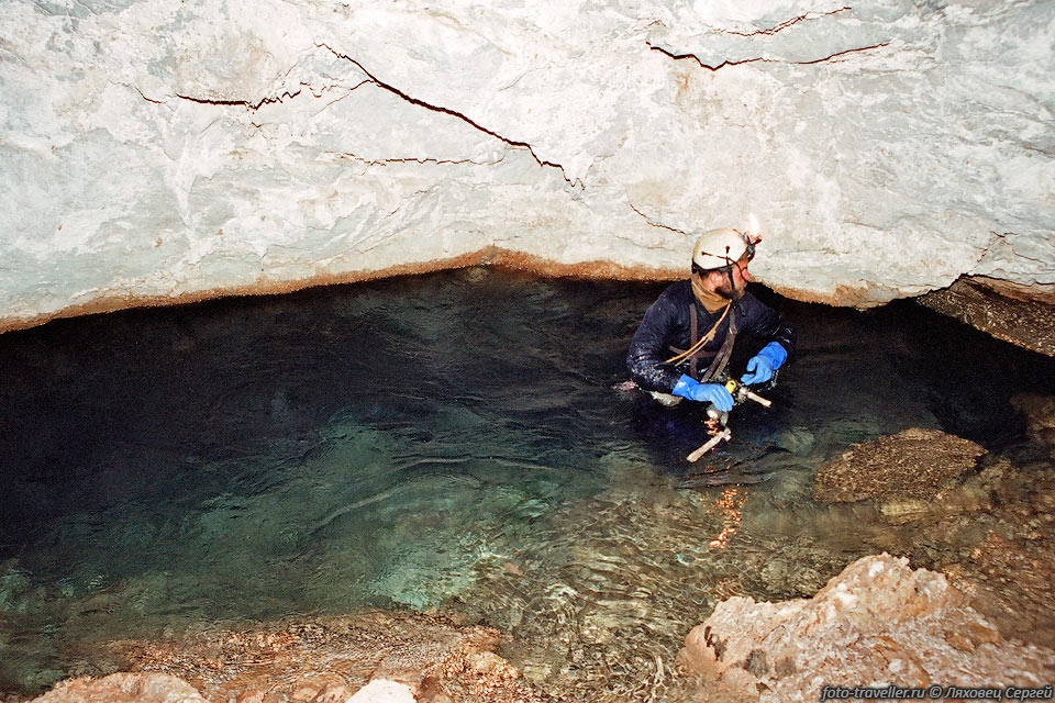 Переход речки по бревну в пещере-источнике Гексу