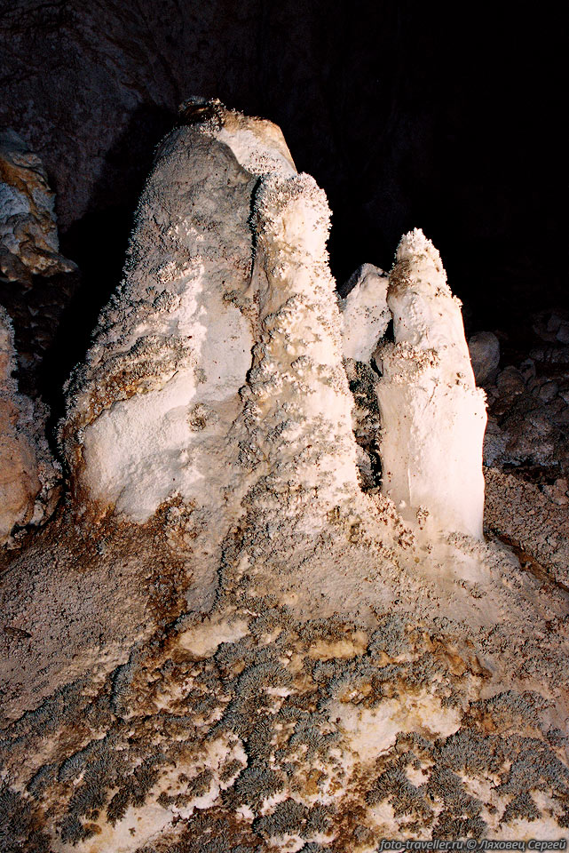 Белые колонны в пещере Гексу