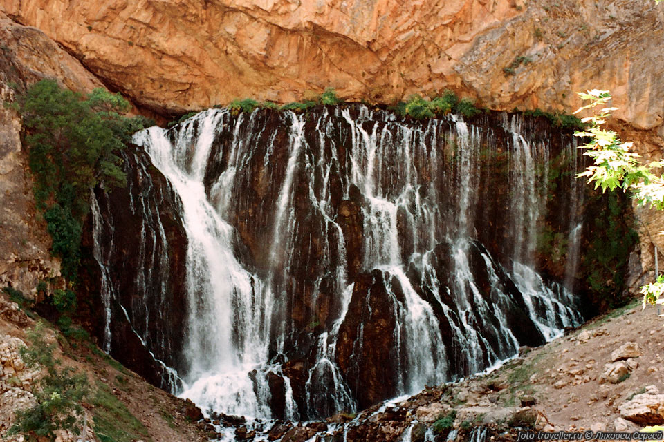 Мокрая скала.
Один из водопадов Капуз-Баши.