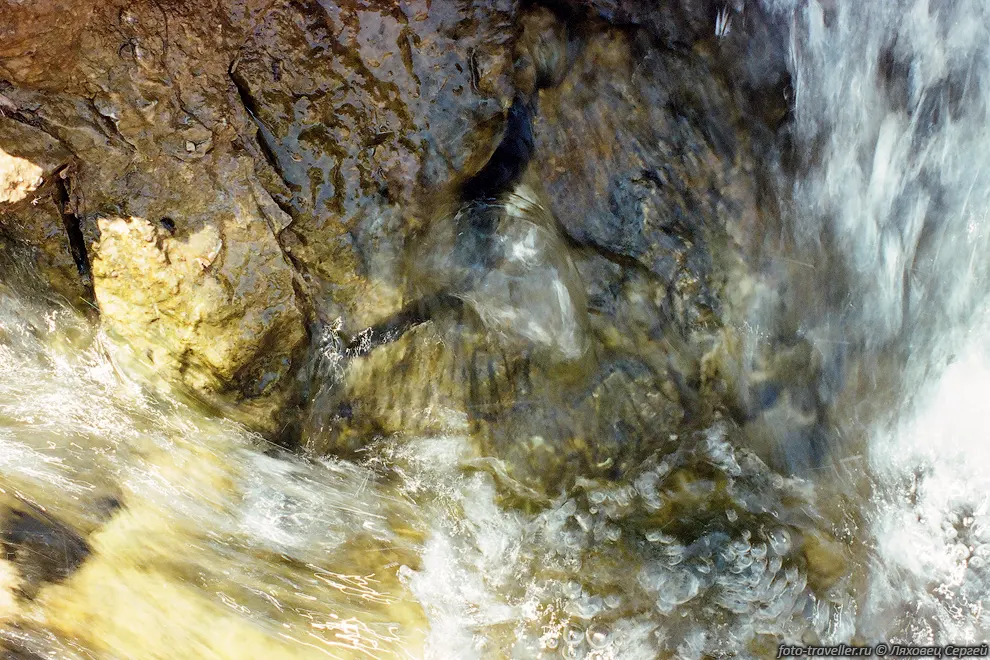 Весть этот огромный объем воды вытекает из мелких щелей
