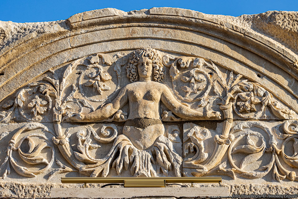 Женская фигура на храме Адриана напоминает античные изображения 
Медузы
