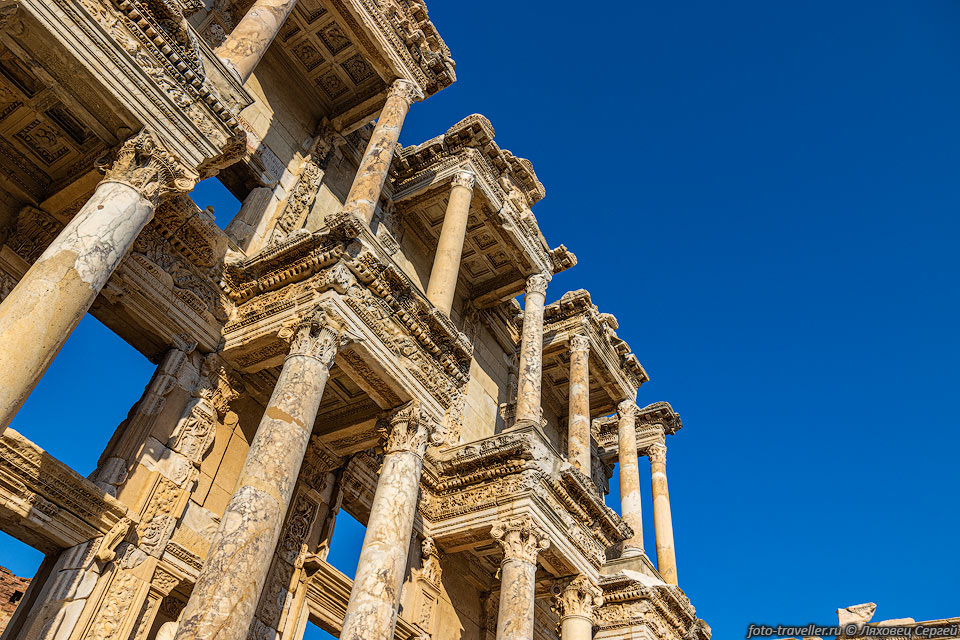 Одно из самых красивых зданий Эфеса - Библиотека.