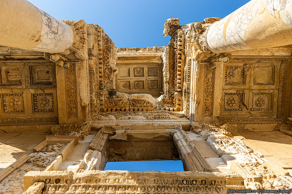 Потолок на входе Библиотеку в руинах Эфес