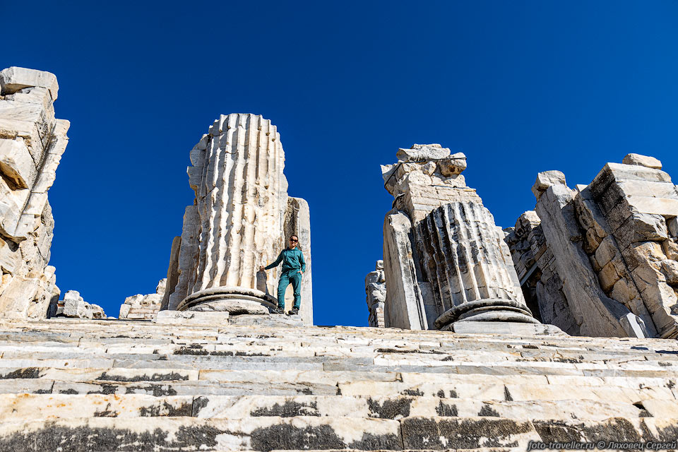 Остатки колоннады в храме Аполлона
