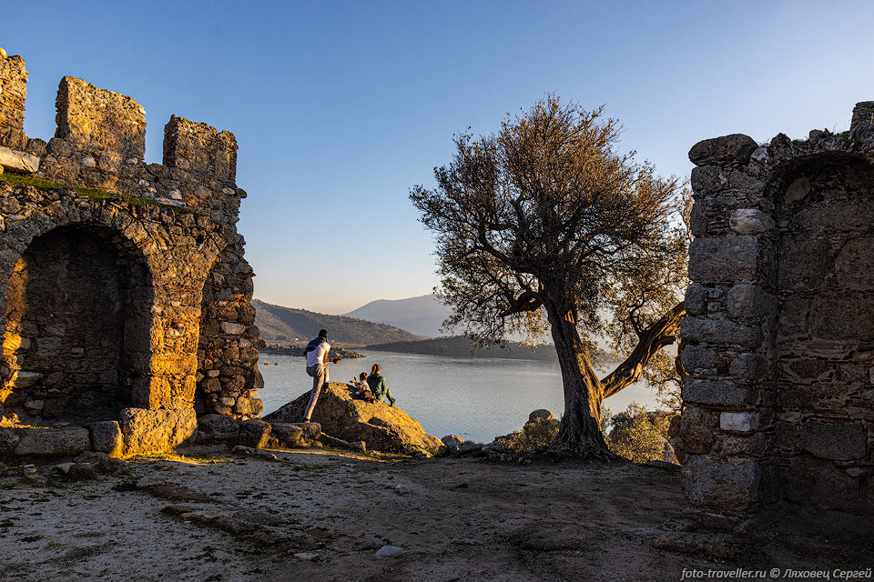 А одном из полуостровов в озере Бафа находятся античные руины 
замка (Asarburnu Kalesi) 
и захоронения выдолбленные в камне. (Latmus Antik Kenti)