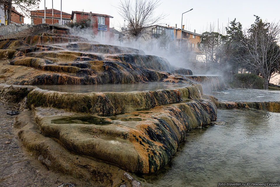 Термальные источники Карахайыт имеют выходы воды, вокруг которых 
обустроен небольшой парк.
Есть естественные ванночки, но зимой прохладновато.