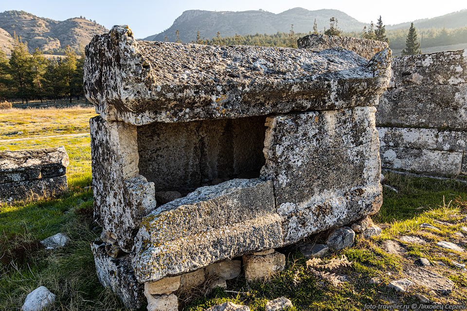 Каменные саркофаги в большом количестве расположены в районе некрополиса 
древнего города Иераполис (Памуккале)