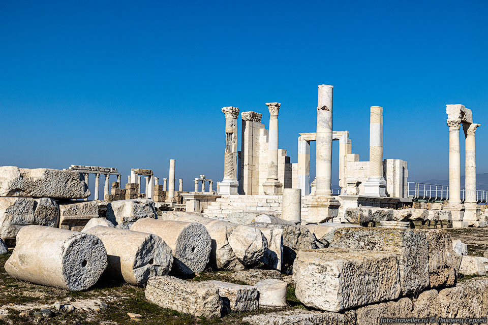 В 261-253 годах до н. э. на месте древнего города Диополис царь 
Антиох II основал новый город, назвав его в честь своей жены Лаодики.
Развитие города было обусловлено расположением на важном торговом пути.