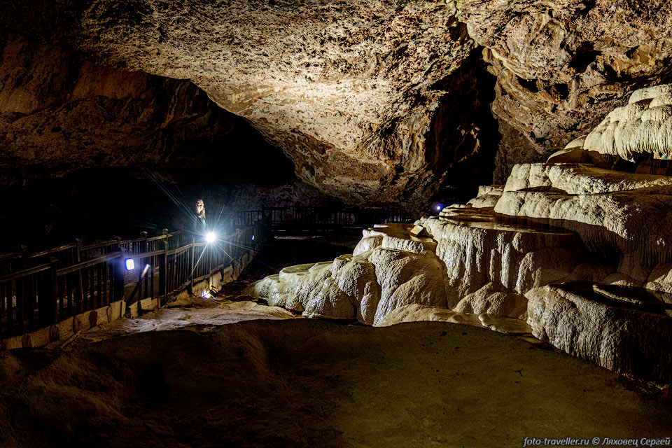 Некоторые части пещеры Каклык содержат опасное количество углекислого 
газа и сероводорода, доступ в них закрыт