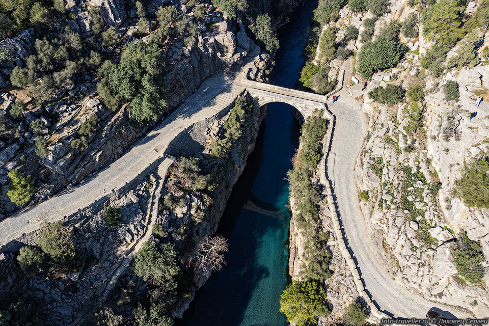 Над каньоном Кёпрюлю находится действующий каменный мост Олук 
высотой 27 м, 
построенный во 2 веке н. э. римлянами