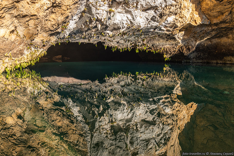 Пещера Алтынбесик интересна своим озером, по которому можно плавать 
на лодке