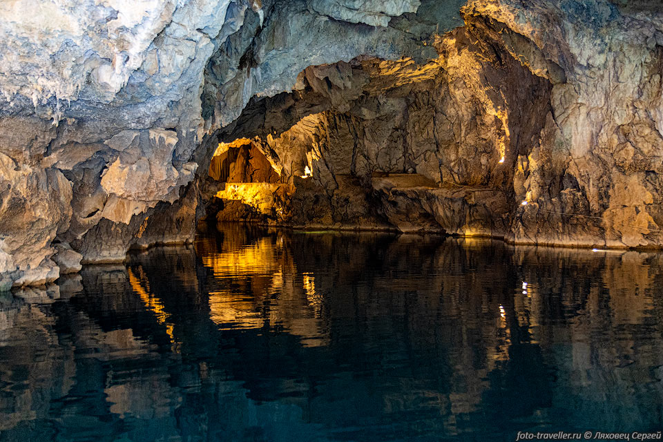 Подземное озеро в пещере Алтынбесик (Altınbeşik Mağarası, Altinbesik 
cave) является самым большим в Турции.
Также утверждается, что оно третье по величине в мире, но это очень спорно.