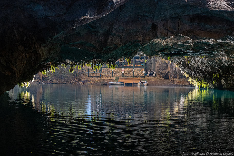 Пещера-источник Алтынбесик расположена под отвесным склоном каньона 
реки Манавгат. Пещера имеет три уровня. Вход представляет собой большой грот с озером. 
Далее потолок поднимается и достигает высоты 40 м. На самом нижнем уровне находятся 
озёро и водопад. Подземное озеро имеет длину 125 метров и глубину 9 метров. Где-то 
есть озера меньших размеров. В паводок вода достигает второго уровня пещеры и доступ 
в нее становится невозможен. Верхний уровень всегда сухой.