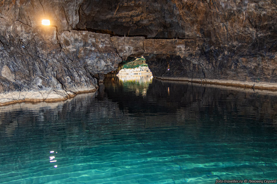 Пещера Алтынбесик открыта геологом, профессором Темучином Айгеном 
в 1966 году. Название происходит от названия горы Алтынбесик, внутри которой она 
находится. Исследовалась британскими, французскими, японскими и чешскими спелеологами. 
Длина пещеры Алтынбесик 4500 м. Пещера входит в состав одноименного национального 
парка.
