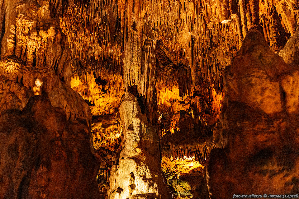 Пещера Дамлаташ была обнаружена инженерами во время взрывных работ 
при добыче известняка для строительства порта Алании в 1948 году. Пещера была полностью 
исследована в 1987 и 1988 годах. 
