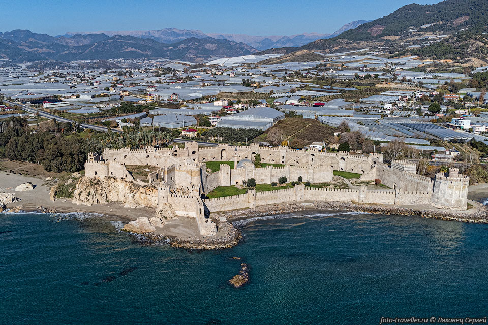 Крепость Мамуре (Mamure Kalesi) расположена на самом берегу Средиземного 
моря рядом с дорогой.
Первоначально крепость была построена во времена Римской империи для защиты от пиратов. 
Позже крепость неоднократно перестраивалась и реконструировалась.