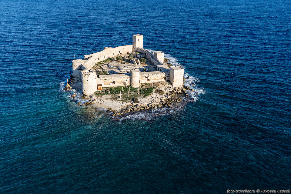 Средневековая крепость Кызкалеси (Кыз-Калеси, Kızkalesi, Kız Kalesi, 
Deniz Kalesi) расположена на небольшом острове в 200-600-х метрах от побережья.
Название переводится как Девичья крепость.