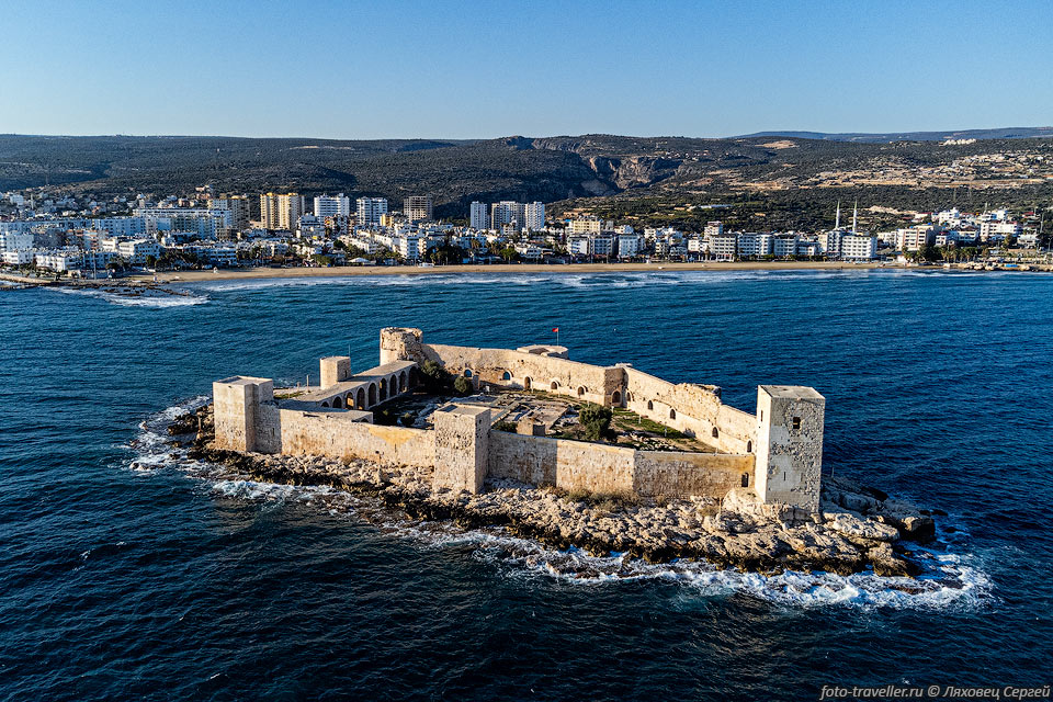 Остров, на котором расположен Кызкалеси в античные времена использовали 
в качестве своей базы средиземноморские пираты