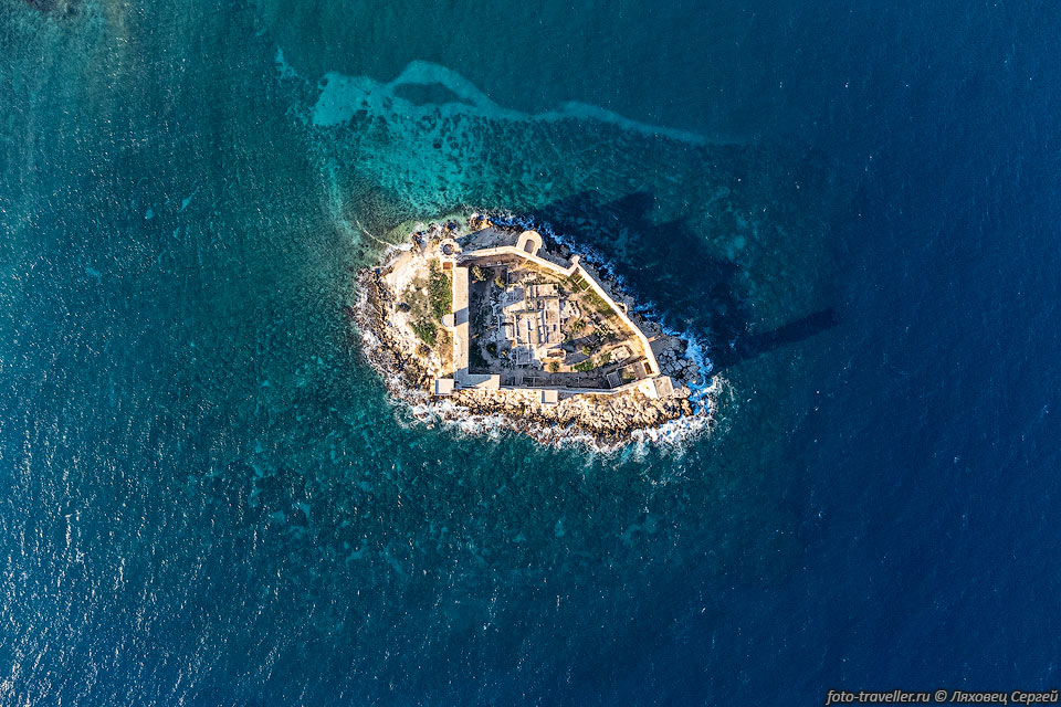 Первые укрепления на острове были построены византийцами