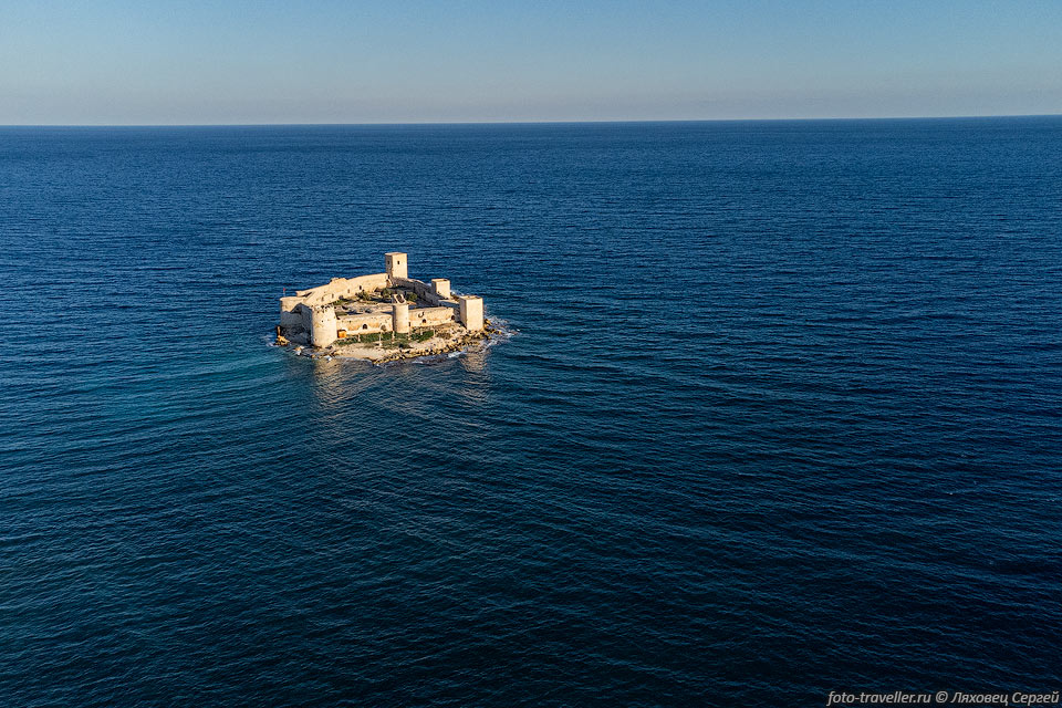 Крепость Кызкалеси.
Площадь острова составляет около 15 тысяч м². Почти всю площадь острова занимает 
крепость. 
