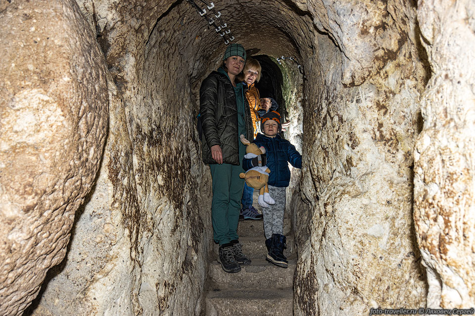Подземный город Деринкую был выдолблен в мягком туфе - типичной 
для Каппадокии вулканической породе.