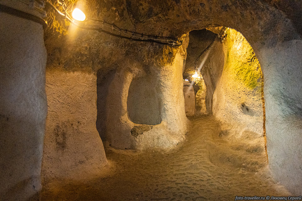 В этом районе имеются и другие подземные города. Подземный город 
Каймаклы соединяется с Деринкую туннелем длиной в 8-9 км. Открыты более 200 пещерных 
городов, каждый из них уходит под землю не менее, чем на два этажа. Причём 40 из 
них достигают глубины в три яруса. Подземные города в Деринкую и Каймаклы являются 
одними из лучших образцов подземных жилых сооружений.