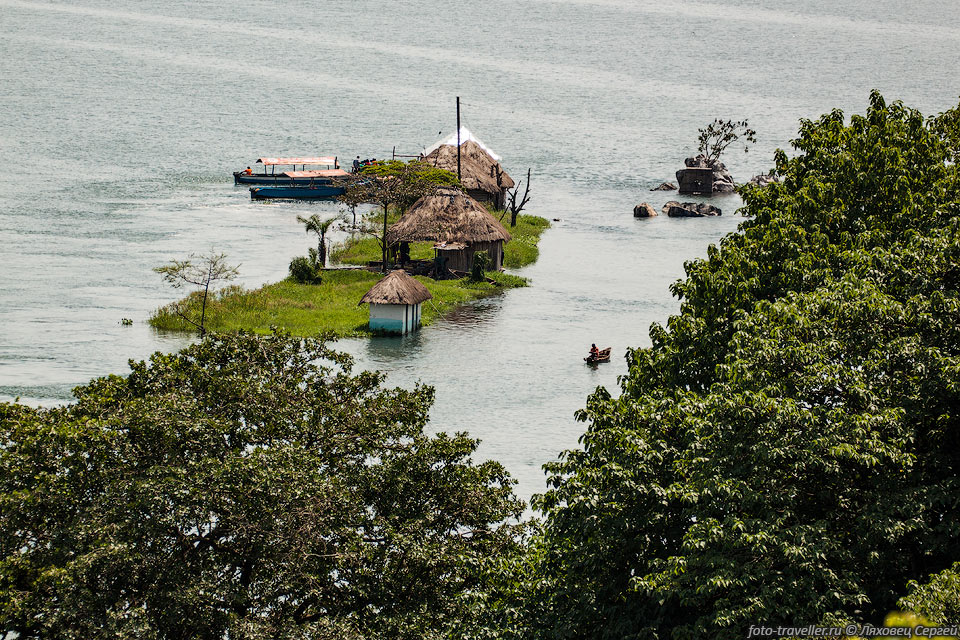 Подтопленные дома у истока реки Виктория-Нил,

вытекающего из озера Виктория в районе поселка Джинджа (Jinja)