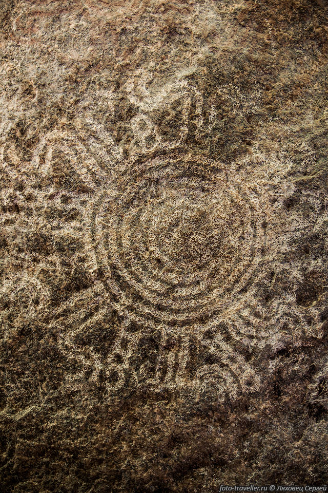 Концентрические круги. Этот символ изображен на купюре 1000 угандийских 
шиллингов.
Наскальные рисунки Ньеро (Nyero Rock paintings) расположены возле маленькой деревушки 
Ньеро.