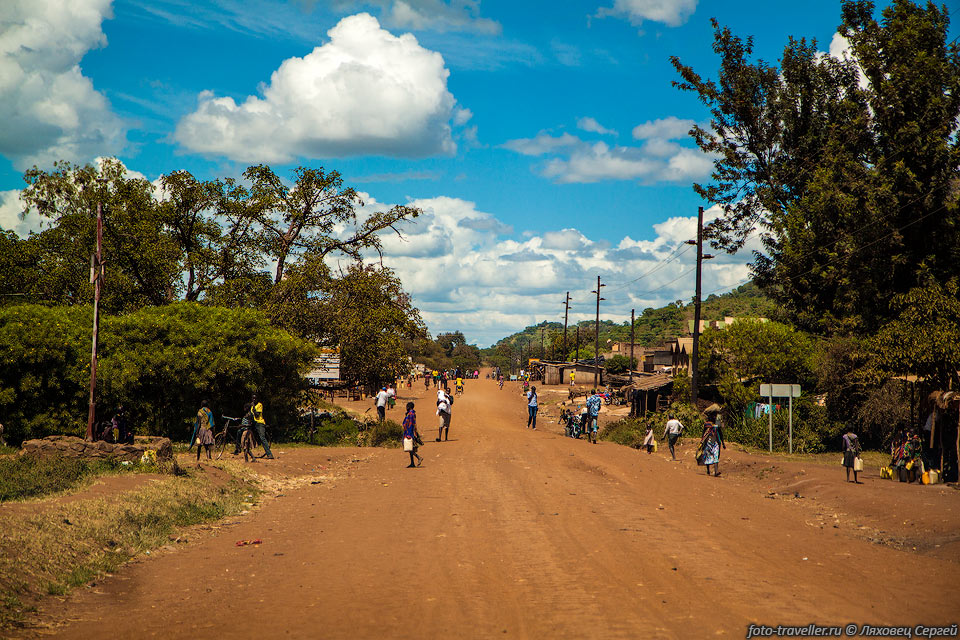Главная улица в поселке Намалью (Namalu), регион Карамоджа