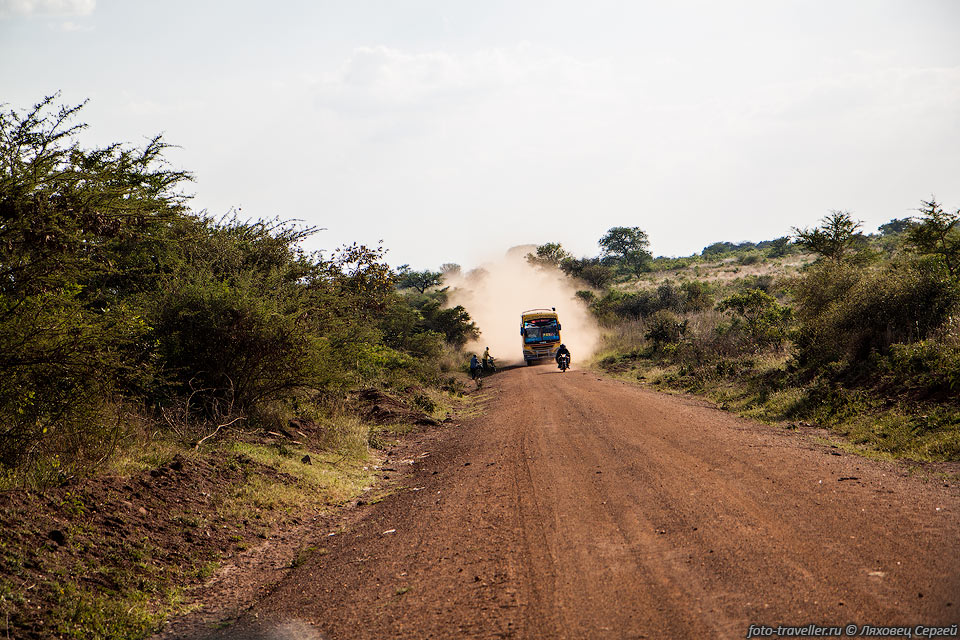 В Уганде всего 70746 км автодорог из них только 16272 км с твердым 
покрытием