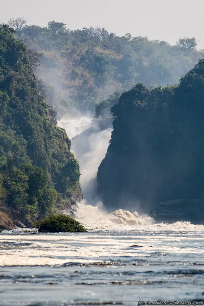 Водопад Мерчисон-Фолс (Murchison Falls) представляет собой впечатляющее
зрелище.
Нил падает по узкому ущелью с 43-метровой высоты. В самом узком месте ширина 7-8 
метров.
Вообще это каскад водопадов суммарной выстой 120 м.