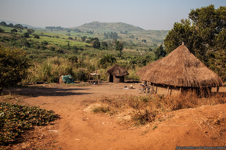 Плотность населения в Уганде и Руанде очень большая - все сплошная 
деревня. 
Неокультуренная местность сохранились только в заповедниках.
Место для ночевки в палатке найти можно, но нужно прилагать значительные усилия.