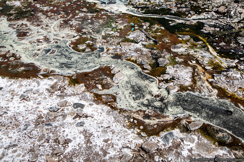 Горячие источники Кибиро (Kibiro Salt Springs) выносят соль на 
поверхность.
Добыча соли имеет важное значение для деревни.