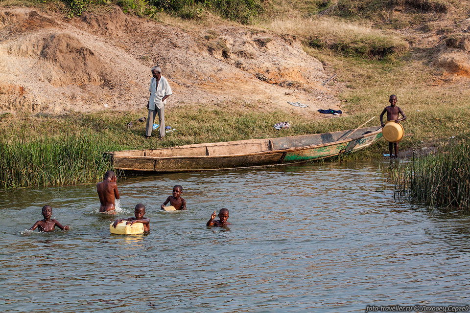 Дети в деревне Казинга (Kazinga).
На территории парка расположены несколько рыболовецких деревень.
Тут проживают представители нескольких этнических групп - баянкоры, бакира и баторо.