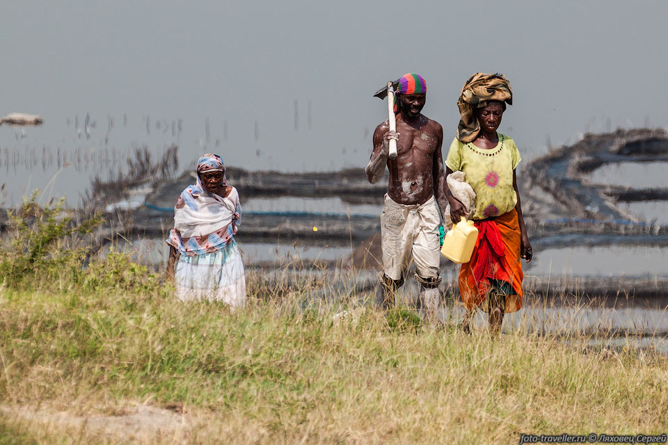  Добыча соли на озере Катве (Lake Katwe) является основным 
источником дохода для местных жителей.