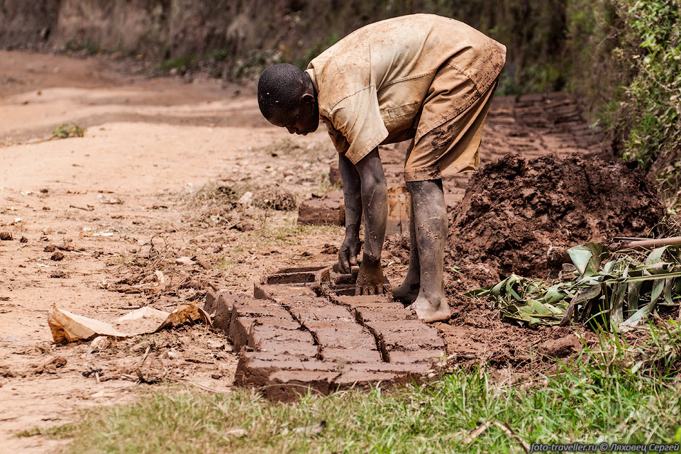 На юго-западе Уганды часто можно увидеть производство кирпичей 
из глины.
Это обычно происходит вдоль дороги. Специальным приспособлением из дощечек, глине 
придается нужная форма.
 Затем кирпич сохнет на солнце.
Когда он становится твердым, его обжигают в печи.