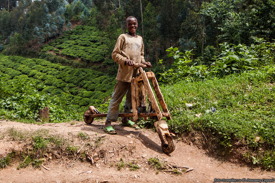 Деревянный самокат в Руанде