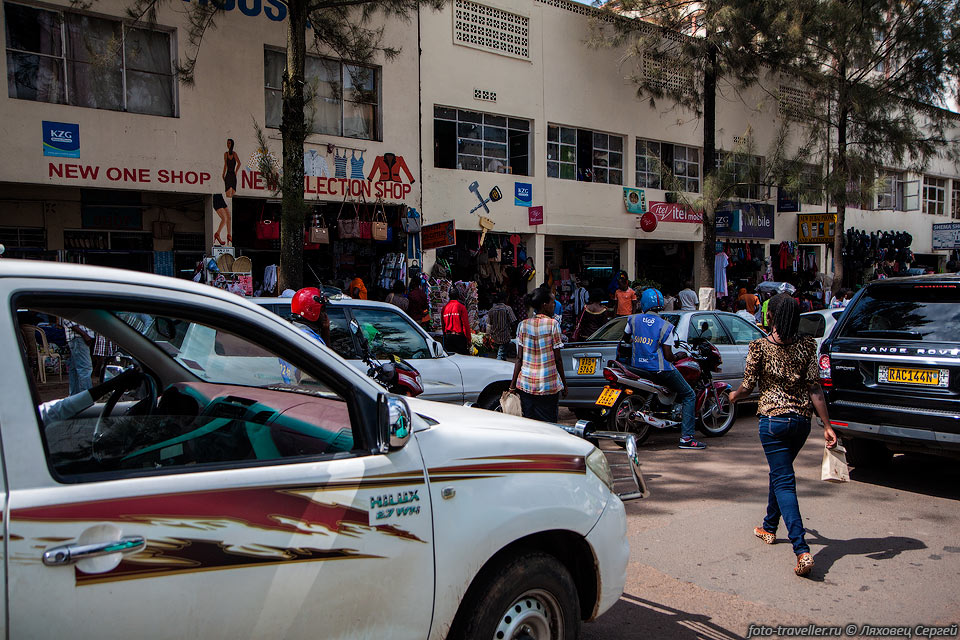 Плотное движение на одной из основных улиц в Кигали