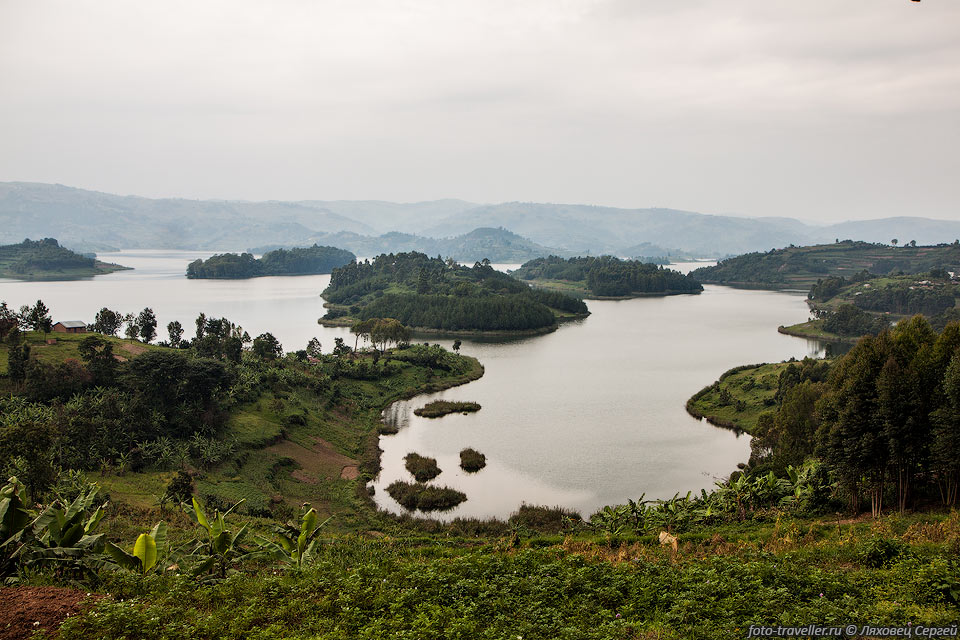 Озеро Буньони (Lake Bunyonyi)  находится на юго-западе Уганды, 
недалеко от границы с Руандой.
Название озера переводится как "место многих маленьких птичек". На озере обитает 
около 200 видов птиц.
Озеро Буньони расположено на высоте 1962 метра в окружении холмов. Имеет размеры 
25х7 км. Максимальная глубина 900 метров.
Температура воды около 25ºС. На озере 29 островов, расположенных в центральной части.